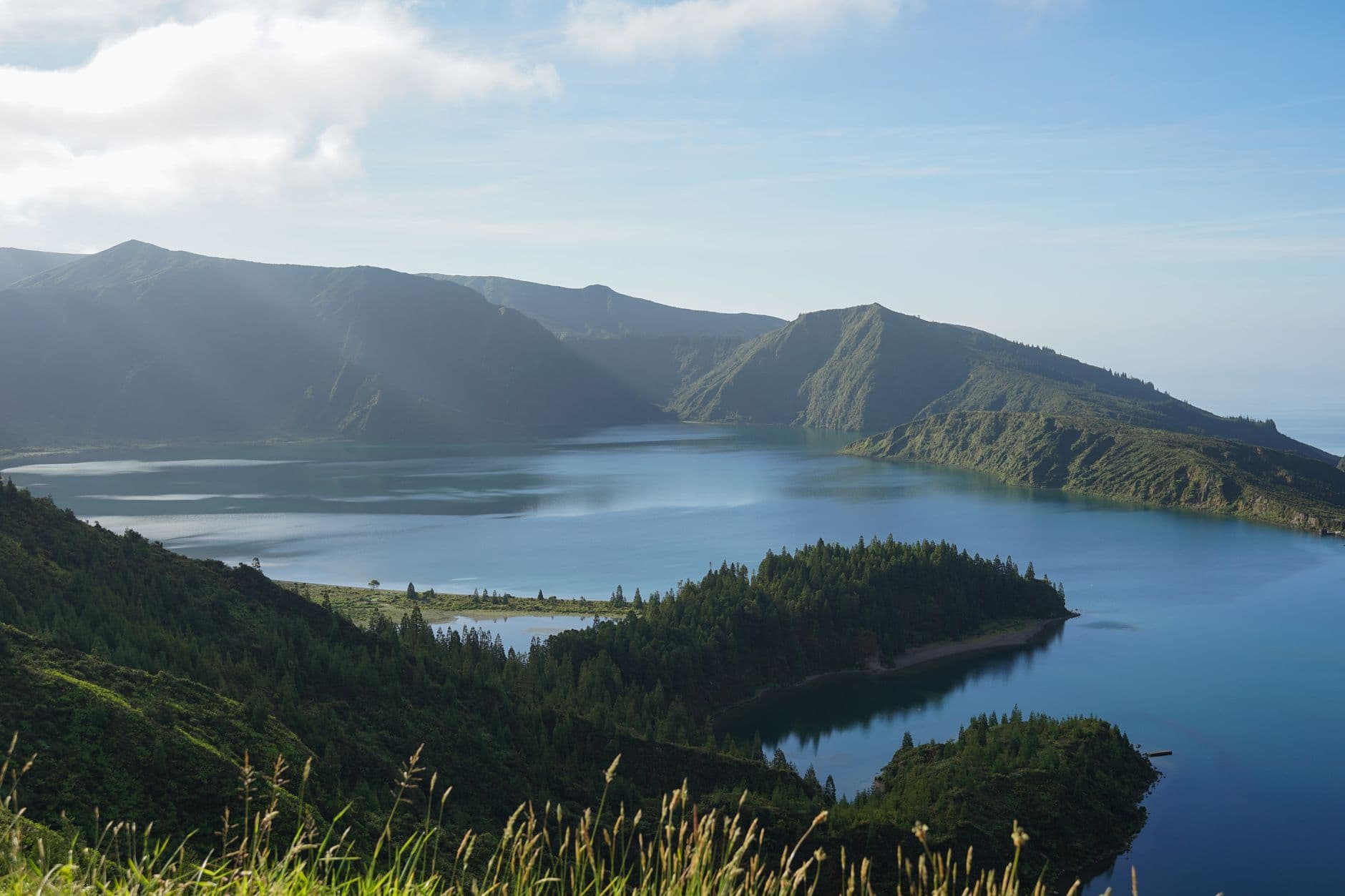 Le lac de cratère de Lagoa do Fogo entouré de crêtes vertes à São Miguel