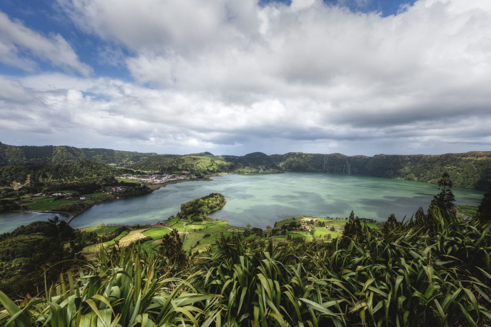 Les lacs jumeaux vert et bleu de la caldeira de Sete Cidades à São Miguel